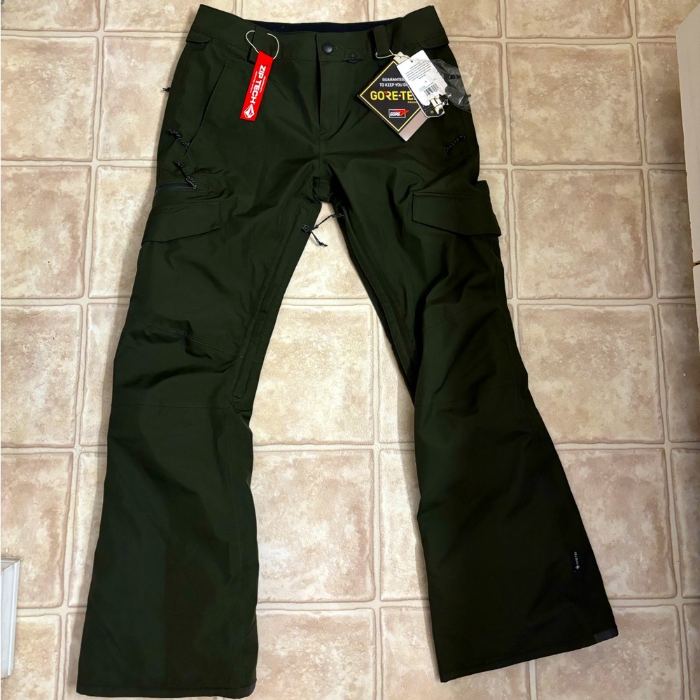 NEW W/ TAG VOLCOM WOMEN'S ASTON GORE-TEX SNOWBOARD PANTS. SIZE M. DARK GREEN.